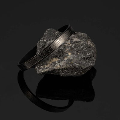 Modernes schwarzes Metallarmband, minimalistisch im Studio ausgeleuchtet für Onlineshop