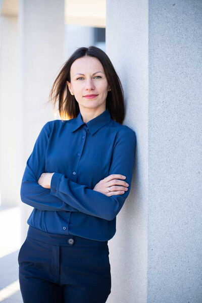 Businessfoto eines Unternehmers im Anzug, modern beleuchtet, geeignet für Website und LinkedIn-Profil