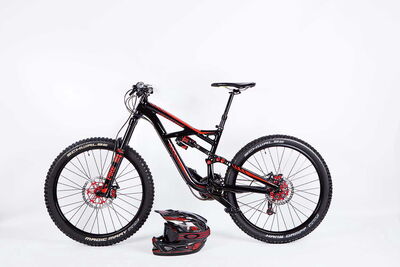 Modernes schwarz-rotes Mountainbike, auf Waldweg positioniert, Outdoor-Produktfoto