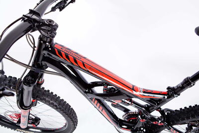 Leichtes Sportfahrrad mit Kettenschaltung, seitlich aufgenommen, E-Commerce-Produktbild