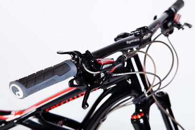 Hochwertiges Sportfahrrad, auf Asphalt positioniert, fotografiert für Werbezwecke