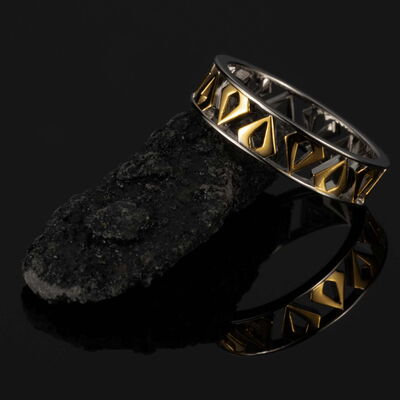 Eleganter Silber-Gold-Ring, detailreiche Nahaufnahme mit Fokus auf Oberfläche und Glanz