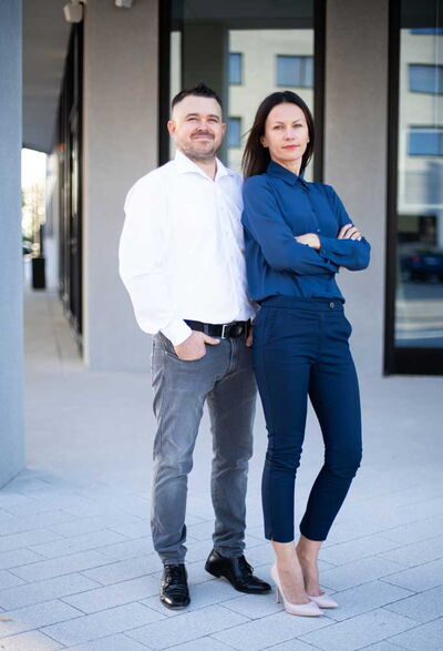 Businessfoto eines Unternehmers im Anzug, modern beleuchtet, geeignet für Website und LinkedIn-Profil