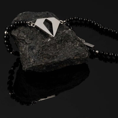 Elegante schwarze Perlenkette mit Anhänger, detailreiche Nahaufnahme für Onlineshop