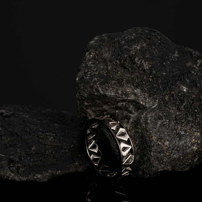 Schlichter Silberring, freigestellt vor weißem Hintergrund, professionelle Produktfotografie