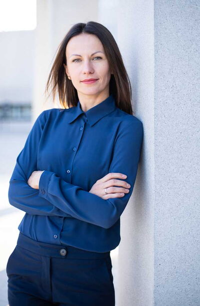 Professionelles Businessportrait einer Unternehmerin im Fotostudio, neutraler Hintergrund, seriöser Blick in die Kamera