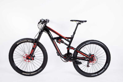 Hochwertiges Schwarz-Rot-Mountainbike für Gelände, seitliche Studioaufnahme für E-Commerce