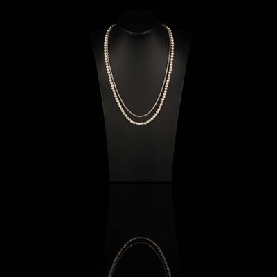 Feine Silber-Perlenkette, minimalistisch im Studio ausgeleuchtet, Schmuckfoto für E-Commerce