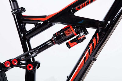 Hochwertiges Schwarz-Rot-Mountainbike für Gelände, seitliche Studioaufnahme für E-Commerce