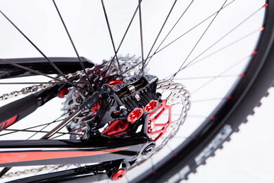 Detailaufnahme eines Sportfahrrads, Fokus auf Rahmen, Schaltung und Bremsen