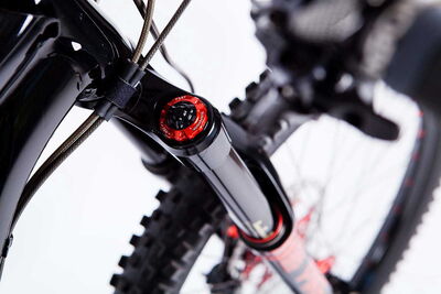 Hochwertiges Sportfahrrad, auf Asphalt positioniert, fotografiert für Werbezwecke