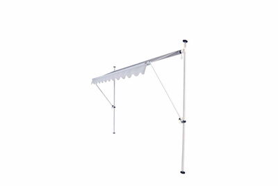 Markise als Sonnenschutz, ausgefahren an der Hausfassade, Produktfoto für Onlineshop