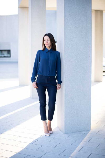 Businessfoto eines Unternehmers im Anzug, modern beleuchtet, geeignet für Website und LinkedIn-Profil