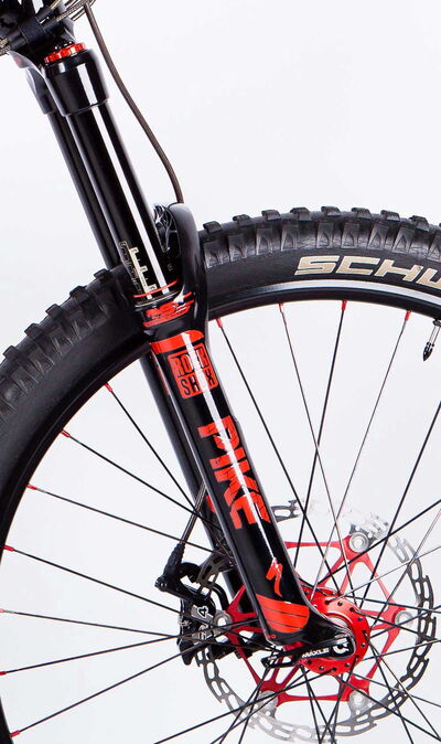Hochwertiges Schwarz-Rot-Mountainbike für Gelände, seitliche Studioaufnahme für E-Commerce