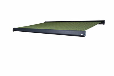 Ausgefahrene Markise spendet Schatten auf Terrasse, Außenansicht am Haus