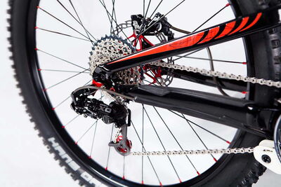 Detailaufnahme eines Sportfahrrads, Fokus auf Rahmen, Schaltung und Bremsen