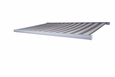 Terrassenmarkise in neutraler Farbe, montiert an der Wand, moderner Sonnenschutz